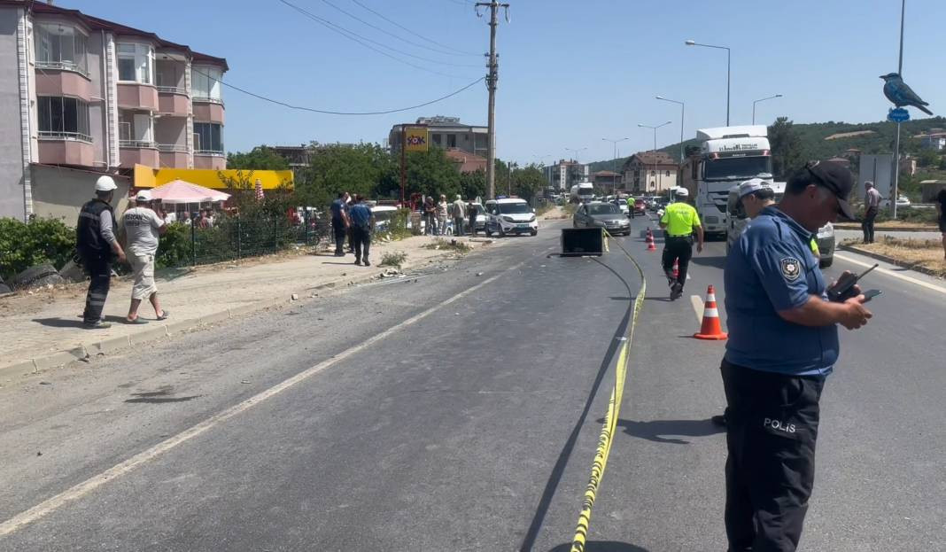 Kamyon evin bahçesine uçtu! Çok sayıda yaralı var - Resim: 2